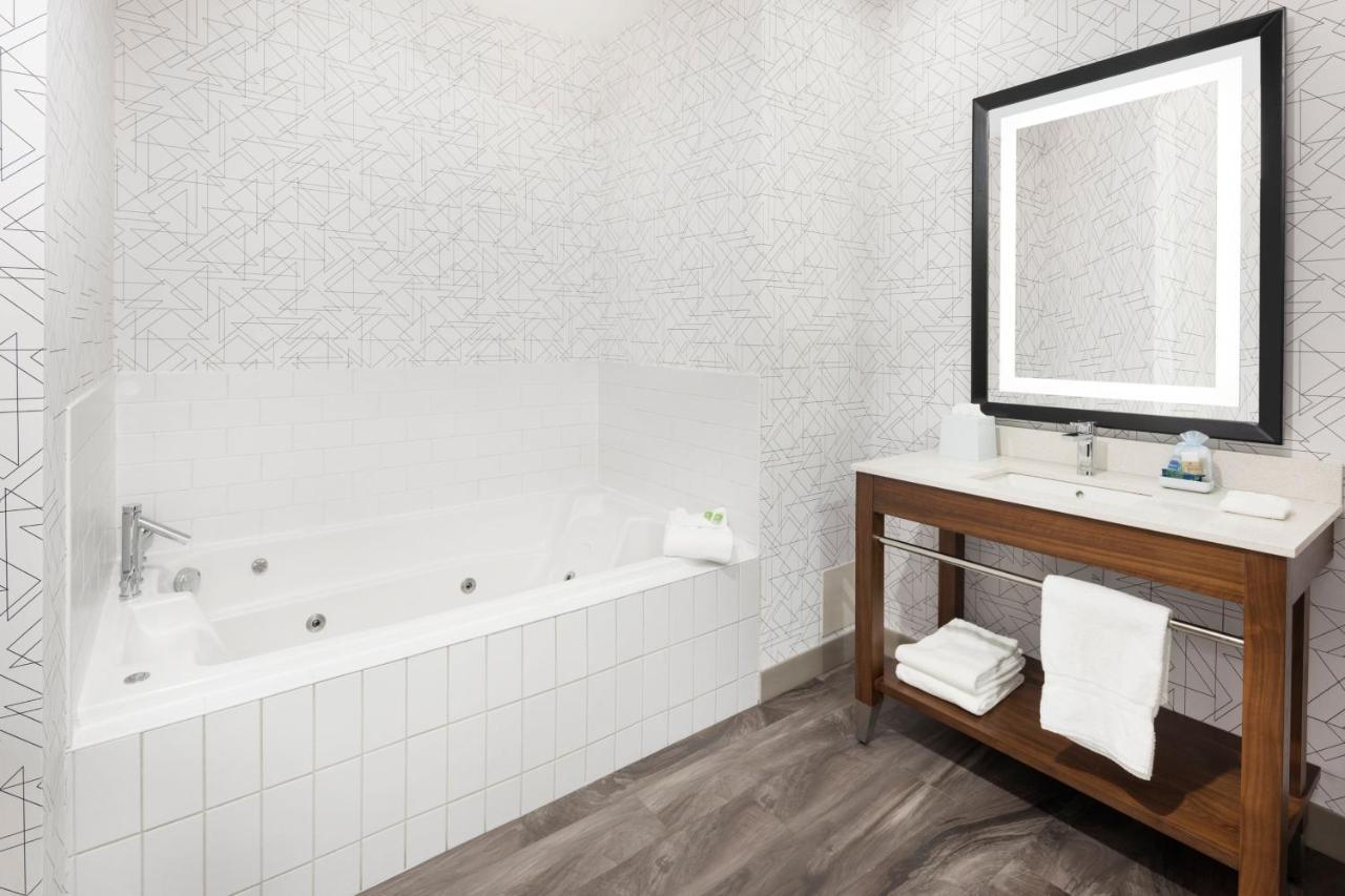 Four Points By Sheraton Calgary Airport Exterior photo