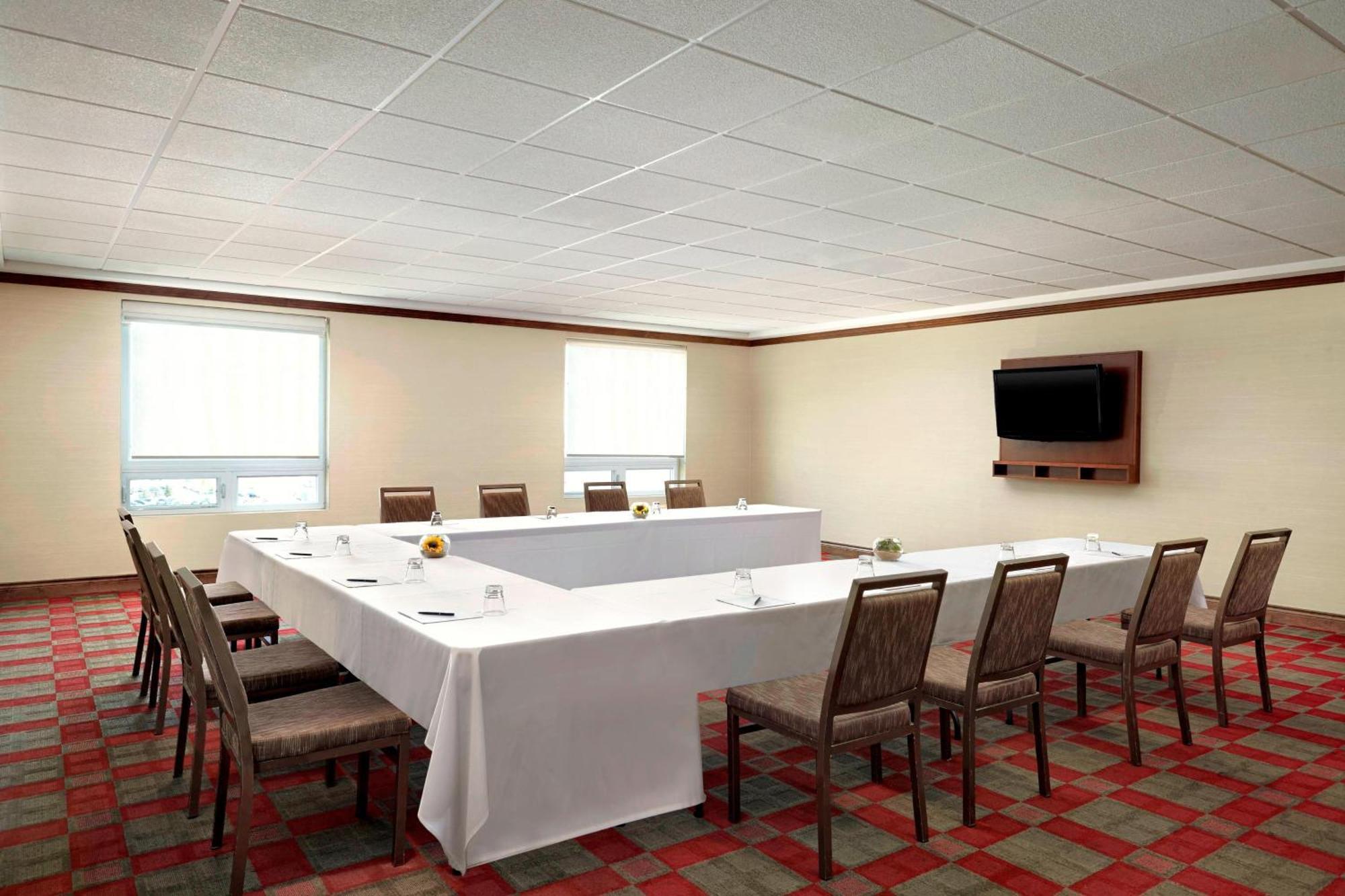 Four Points By Sheraton Calgary Airport Exterior photo